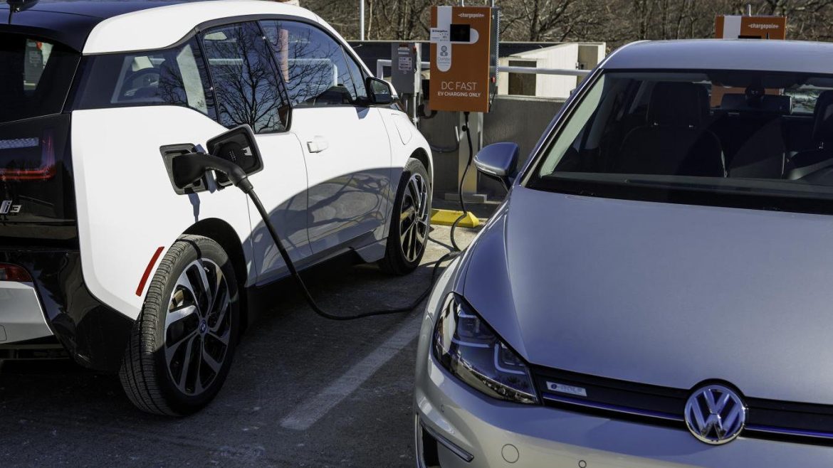 bmw-i3-and-volkswagen-e-golf-electric-cars-using-combined-charging-system-ccs-dc-fast-charging_100498185