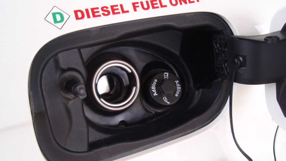 diesel-fuel-only-caution-on-audi-q7-tdi_100319764