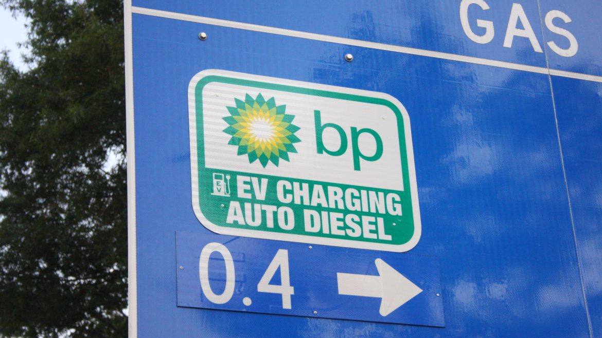 highway-sign-for-electric-car-fast-charging-station-at-bp-in-metrolina-area-of-charlotte-nc_100567161